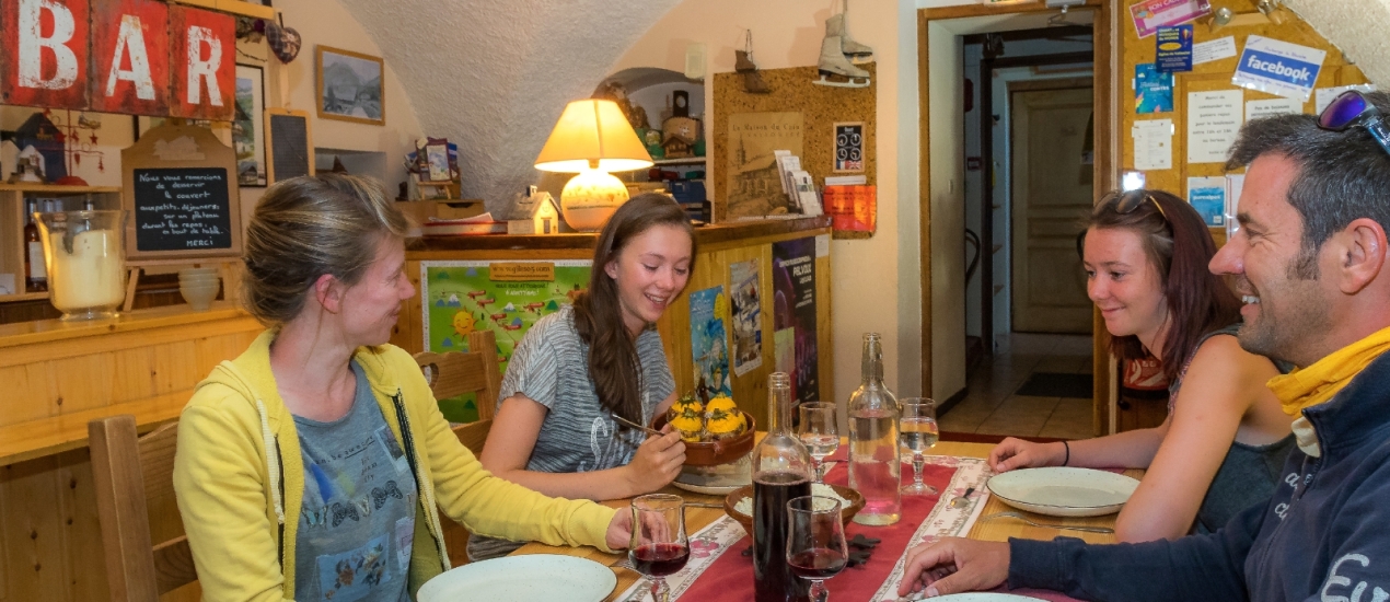 Dîner convivial. Photo de Bertrand Bodin pour la marque Esprit Parc