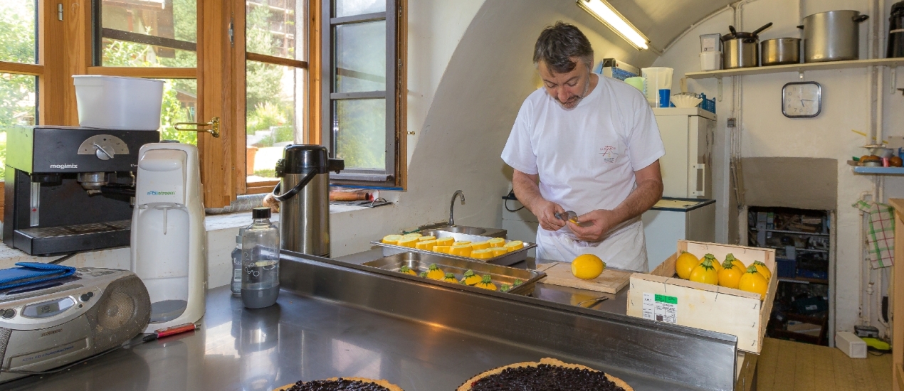 Préparation des courgettes farcies. Photo de Bertrand Bodin pour la marque Esprit Parc